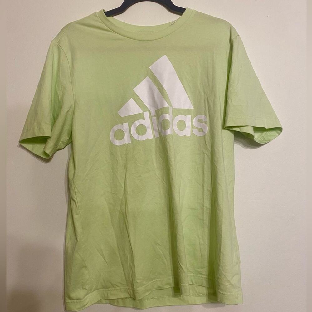 🌿 Adidas Essentials Tee – L/XL🌿